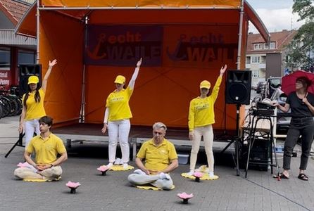 Image for article Brema, Germania: Partecipanti al Festival felici di conoscere la Falun Dafa
