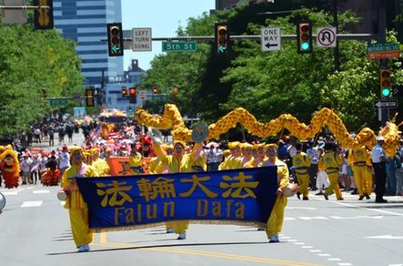 Image for article Filadelfia, USA: Le persone lodano la Falun Dafa in due parate nel Giorno dell'Indipendenza