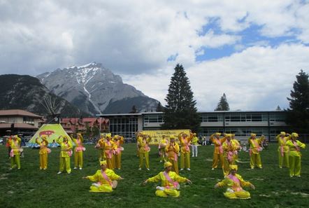Image for article Banff, Alberta: Grande successo dei tamburini della Falun Dafa alle celebrazioni del Canada Day 