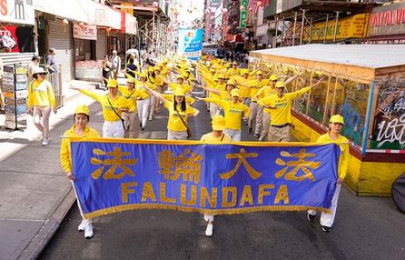 Image for article New York: Marcia pacifica del Falun Gong per protestare contro ventitré anni di persecuzione