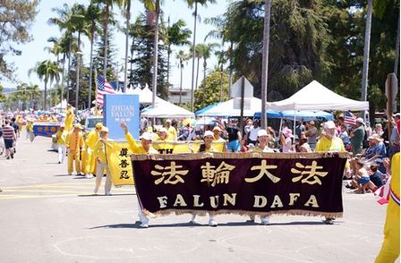 Image for article Coronado, California: Messaggio di pace dei praticanti della Falun Dafa accolto alla parata del 4 luglio