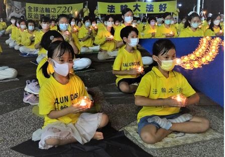 Image for article Pingtung, Taiwan: Veglia a lume di candela per chiedere la fine della persecuzione 