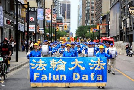 Image for article Toronto: La Falun Dafa elogiata durante la parata organizzata per denunciare la persecuzione in Cina 