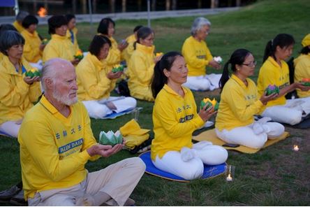 Image for article San Diego, California: Veglia a lume di candela per commemorare i praticanti della Falun Dafa perseguitati a morte