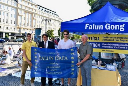 Image for article Bratislava, Slovacchia: Funzionari pubblici intervengono a un evento per ricordare i ventitré anni di persecuzione del Falun Gong in Cina 