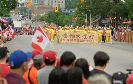 Image for article Toronto, Canada: La Falun Dafa accolta con applausi durante la parata del Canada Day