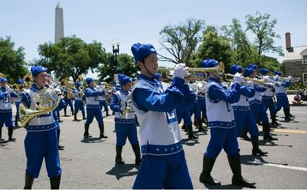 Image for article Washington DC: Praticanti della Falun Dafa accolti alla parata del Giorno dell'Indipendenza degli Stati Uniti 