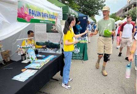Image for article Michigan: La Falun Dafa accolta calorosamente durante la Fiera d'Arte