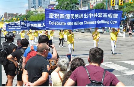 Image for article Toronto, Canada: Parata per celebrare i 400 milioni di persone che hanno lasciato il Partito Comunista Cinese