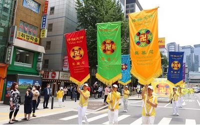 Image for article Seoul, Corea del Sud: Manifestazione e corteo per protestare pacificamente contro la persecuzione della Falun Dafa in Cina