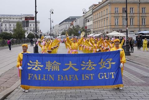 Image for article Varsavia, Polonia: Mille praticanti della Falun Dafa sfilano per le strade della città