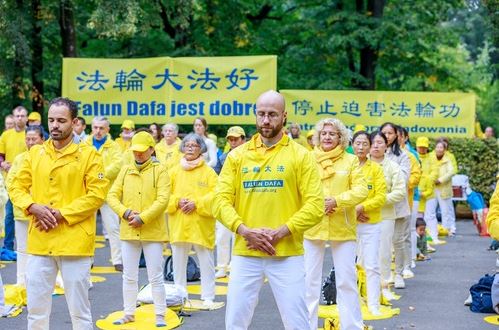 Image for article Varsavia, Polonia: La pratica degli esercizi di gruppo della Falun Dafa commuove i passanti