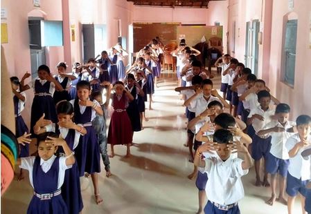 Image for article India: Gli alunni delle scuole elementari si divertono a fare gli esercizi della Falun Dafa