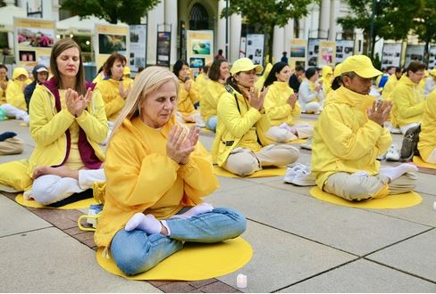 Image for article Varsavia, Polonia: Veglie a lume di candela per condannare la continua persecuzione della Falun Dafa da parte del regime cinese 