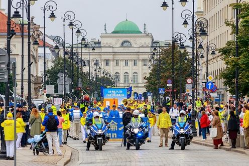 Image for article Varsavia, Polonia: Apprezzamento della gente per la parata dei praticanti del Falun Gomg