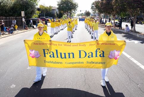 Image for article Newark, California: Gli spettatori della parata accolgono i praticanti del Falun Gong
