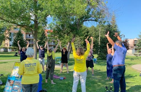 Image for article St-Eustache, Canada: Introduzione alla Falun Dafa durante un evento comunitario