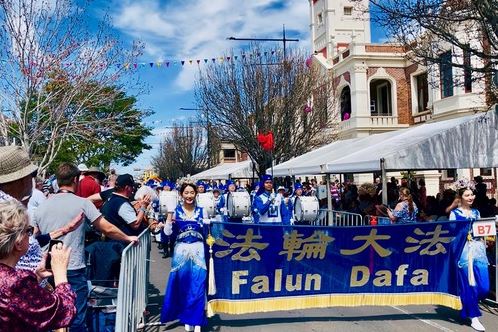 Image for article Toowoomba, Australia: Il gruppo della Falun Dafa vince il primo premio nella sfilata di carnevale floreale