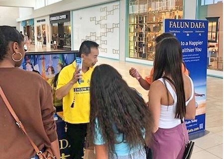Image for article Long Island, New York: Praticanti introducono la Falun Dafa in un centro commerciale