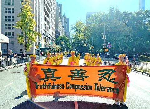 Image for article New York, Stati Uniti: il Falun Gong in mostra alla 78ª parata annuale del Columbus Day 