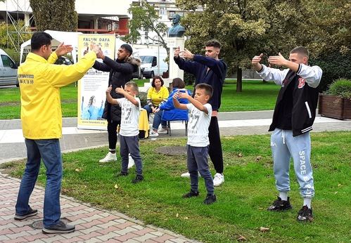 Image for article Baia Mare, Romania: Presentazione della Falun Dafa alla Festa delle Castagne