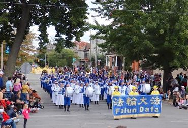 Image for article St. Catharines, Canada: Il Falun Gong partecipa alla parata del festival dell'uva e del vino del Niagara 