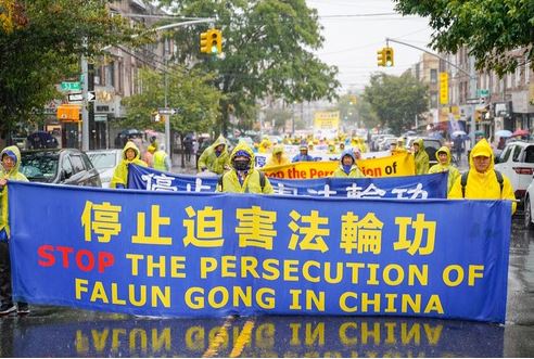 Image for article New York, Stati Uniti: Grande parata sotto la pioggia per sensibilizzare l'opinione pubblica sulla persecuzione in Cina
