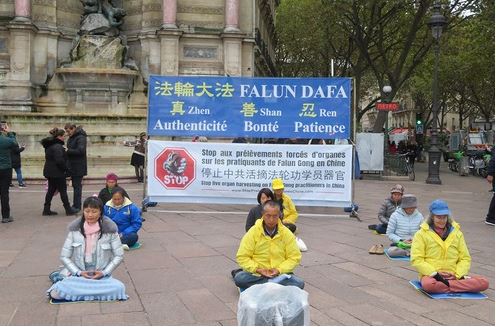 Image for article Parigi, Francia: la gente condanna la persecuzione del Falun Gong da parte del regime cinese