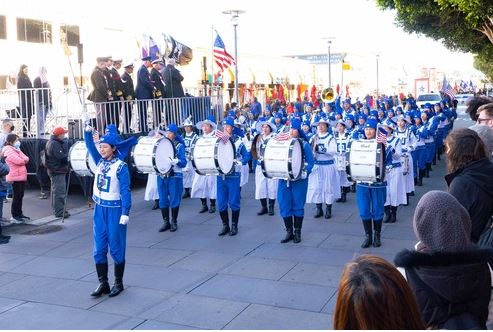 Image for article California: la parata del Giorno dei Veterani di San Francisco accoglie i praticanti della Falun Dafa 