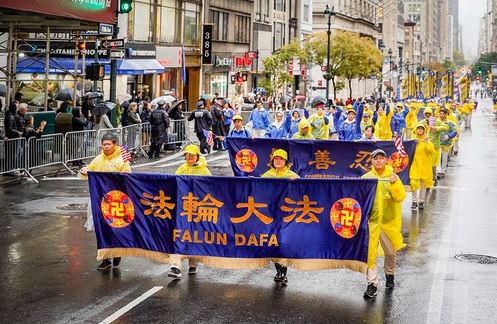 Image for article New York, Stati Uniti: il Falun Gong partecipa alla parata del Giorno dei Veterani 