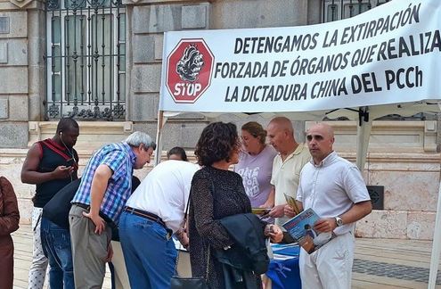 Image for article Cartagena, Spagna: i praticanti chiariscono la verità sulla Falun Dafa 