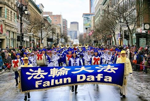 Image for article Montreal, Canada: la Banda Musicale Tian Guo partecipa alla prima parata di Santa Claus tenutasi dopo la pandemia