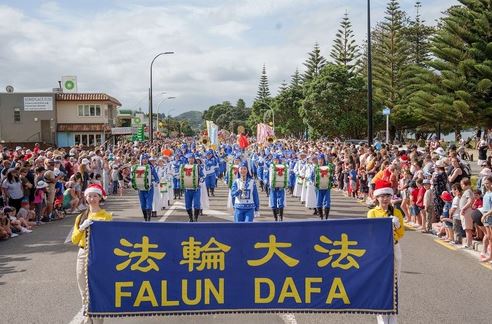 Image for article Nuova Zelanda: primo premio alla parata di Natale per i praticanti della Falun Dafa 