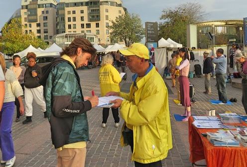 Image for article Parigi, Francia: l'attività all'aperto attira il sostegno dell'opinione pubblica che chiede la fine della persecuzione del Falun Gong in Cina