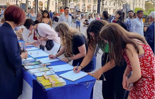 Image for article Barcellona, Spagna: la gente condanna la persecuzione della Falun Dafa durante un evento in Plaza Catalunya