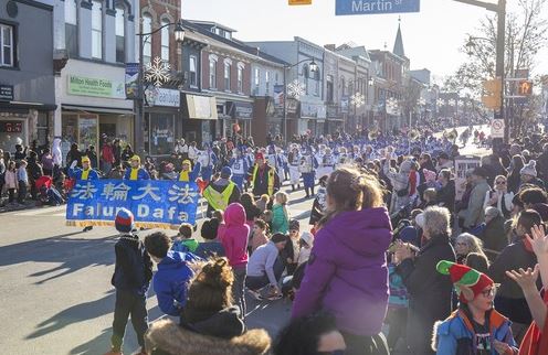 Image for article Canada: il gruppo della Falun Dafa di Toronto invitato a esibirsi in quattro parate natalizie 