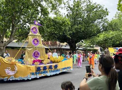 Image for article Australia del Sud: la gente del posto ama il carro della Falun Dafa alla parata di Natale 