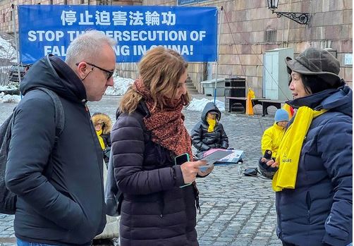 Image for article Stoccolma, Svezia: sostegno dell’opinione pubblica agli sforzi dei praticanti per porre fine alla persecuzione in Cina 