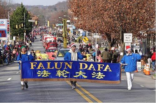 Image for article Washington D.C., Stati Uniti: il carro dei praticanti della Falun Dafa vince il primo premio alla parata di Natale a Baltimora 
