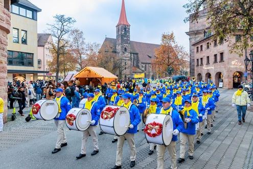 Image for article Norimberga, Germania: le persone esprimono il loro sostegno alla Falun Dafa nella parata per la Giornata dei diritti umani 