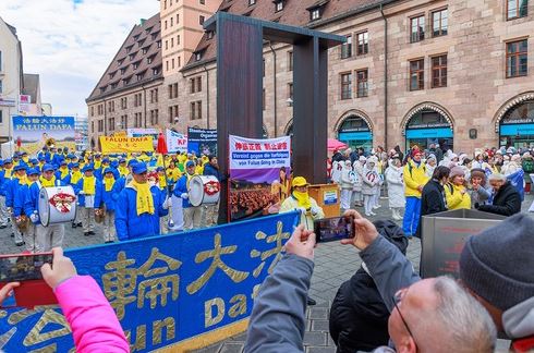 Image for article Norimberga, Germania: manifestazione per porre fine agli abusi dei diritti umani contro la Falun Dafa in Cina