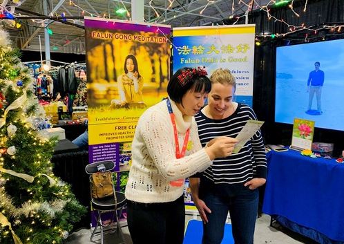 Image for article Toronto, Canada: i partecipanti al Festival delle luci di Natale imparano la Falun Dafa 
