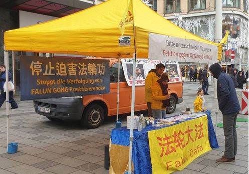 Image for article Austria: i praticanti chiedono la fine della persecuzione della Falun Dafa da parte del regime comunista cinese 