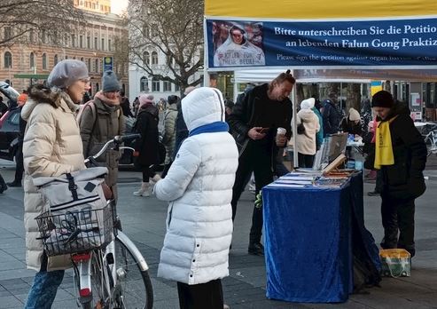 Image for article Hannover, Germania: i residenti sostengono gli sforzi dei praticanti del Falun Gong per porre fine alla persecuzione in Cina