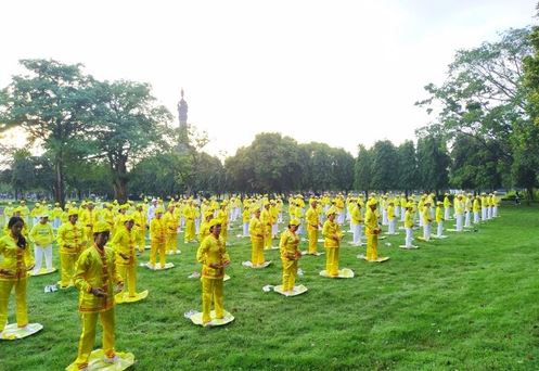 Image for article Indonesia: i praticanti introducono la Falun Dafa durante la Giornata senza auto 