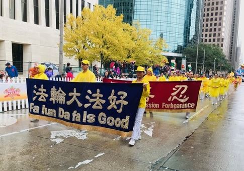Image for article Houston, Texas: praticanti della Falun Dafa alla parata del Ringraziamento 