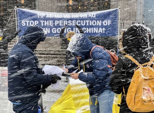 Image for article Anche una bufera di neve non impedisce ai praticanti della Falun Dafa di chiarire la verità