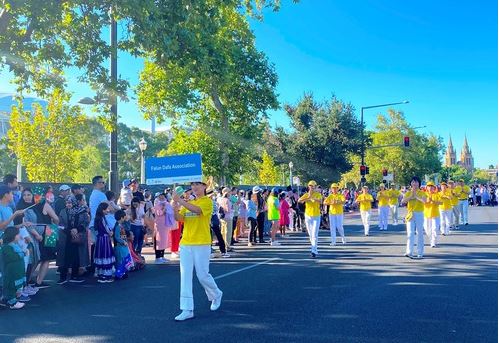 Image for article Adelaide, Australia Meridionale: i praticanti mostrano la bellezza della Falun Dafa nella parata del giorno dell'Australia