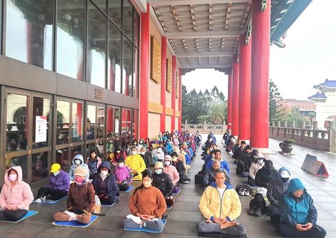 Image for article Taipei, Taiwan: i praticanti ringraziano il Maestro - pratica di gruppo a Capodanno 