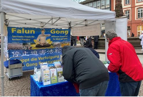 Image for article Germania: lo stand dei praticanti attira sostegno per porre fine alla persecuzione della Falun Dafa in Cina 